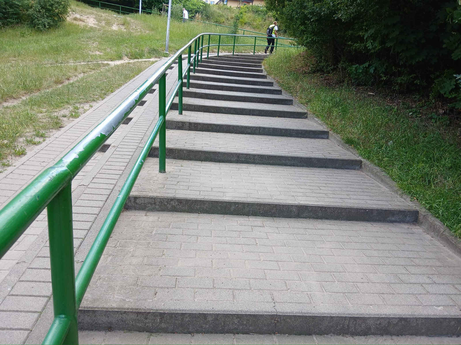 wyczyszczone schody przy osiedlu kościuszkowców